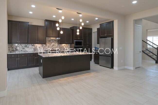 Building Photo - Spacious Elegance: 4-Bedroom with 3.5 Baths on Ottawa Ave, Manteca!