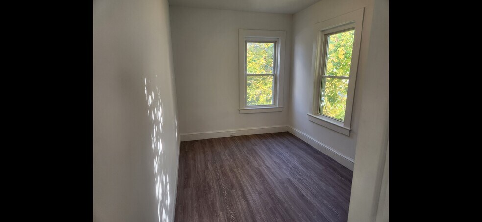 Building Photo - 698 Massabesic St