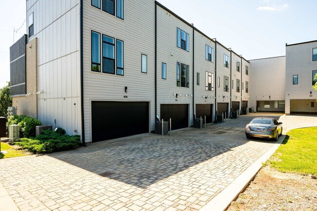 Building Photo - 516 27th Ave N