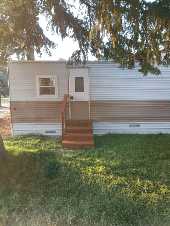 Building Photo - Private Manufactured Home!
