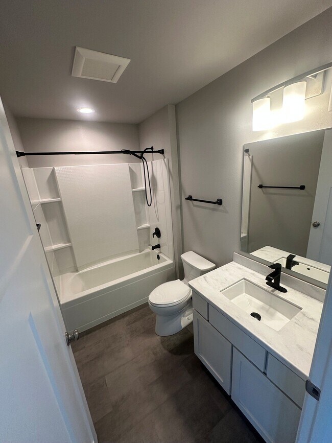 Building Photo - 533 Redan Dr