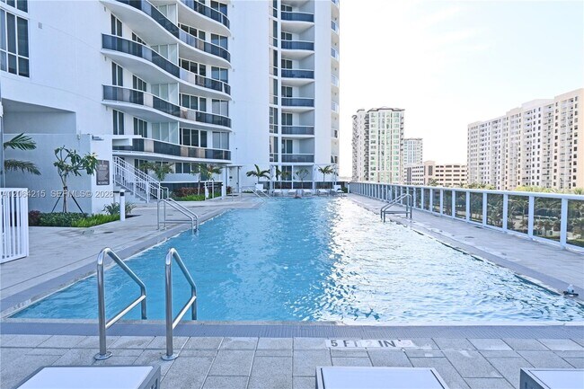 Building Photo - 15811 Collins Ave