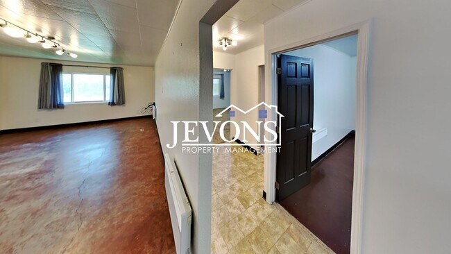 Building Photo - Inviting 2-bedroom with a fully fenced lar...