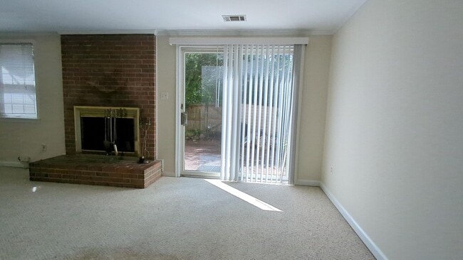 Building Photo - Classic 4 Bed 3.5 Bath Brick Townhome With...