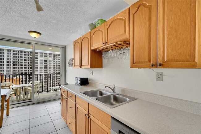 Building Photo - 525 N Ocean Blvd