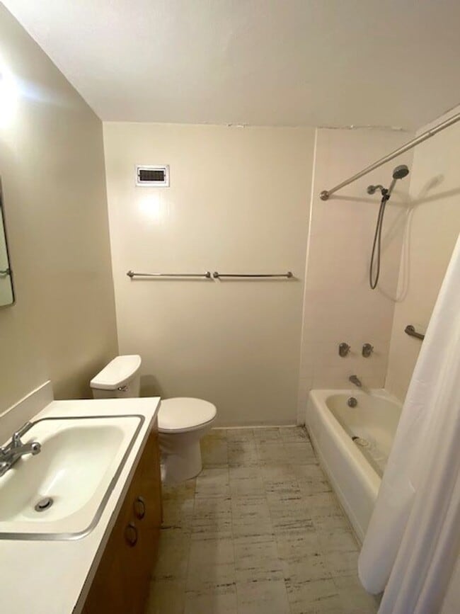 Building Photo - 1 Bedroom / 1 Bath / 1 Pkg at the Queen Emma Gardens