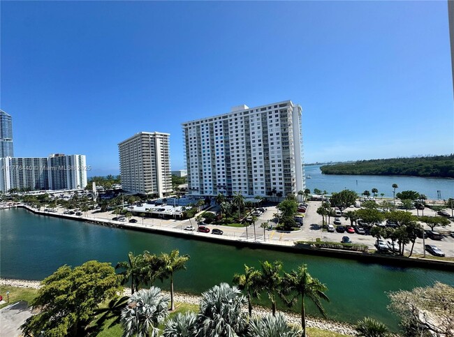 Building Photo - 400 Kings Point Dr