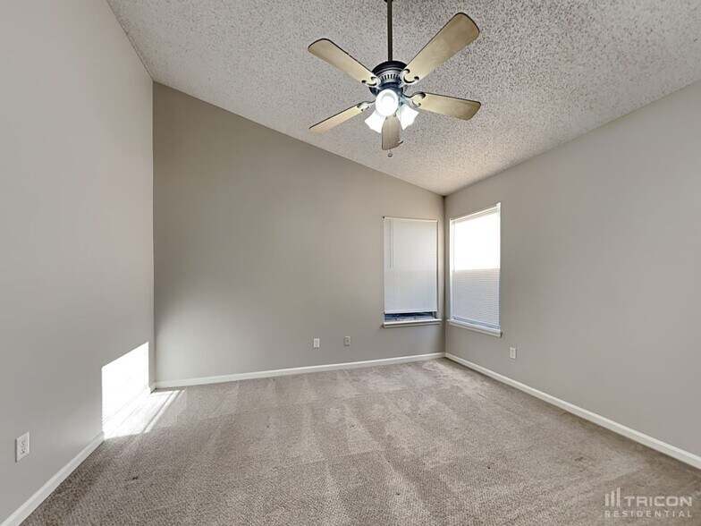 Building Photo - 2600 Malibu Cir