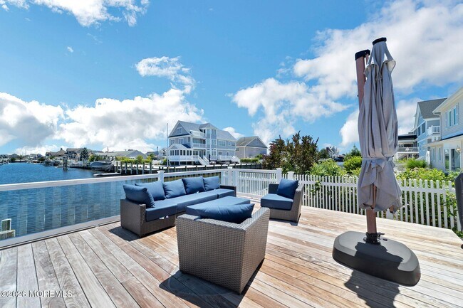 Building Photo - 347 Bay Ln