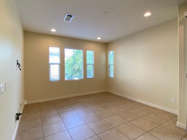 Building Photo - 3bedroom 3 bath home in the Solaire Commun...