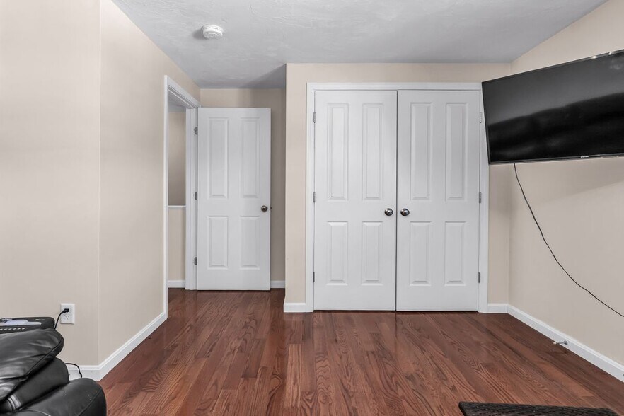Building Photo - 6 Gedney Dr