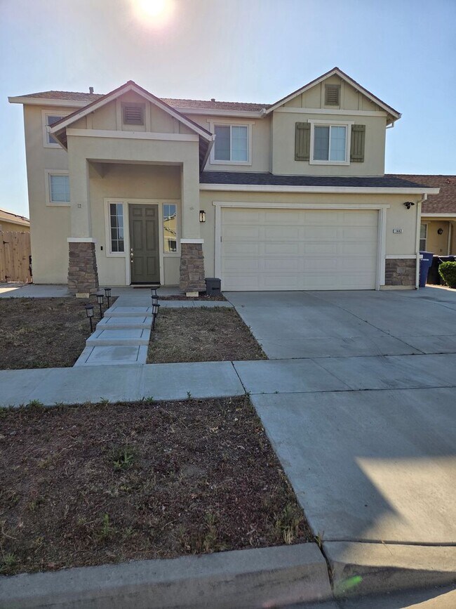 Building Photo - Beautiful 4 Bedroom Home