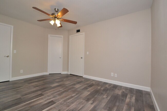 Building Photo - 1/1 Condo in Altamonte Springs ~ Gated Lakefront Community ~ LVP Flooring & Updated Kitchen/Bath!