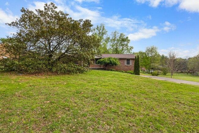 Building Photo - 2560 Memorial Dr