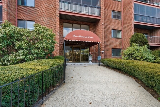 Building Photo - 2 Summit Dr