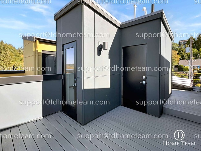 Building Photo - "Spacious 3-Bed Townhouse with Scenic Views in Seattle's Desirable Magnolia Neighborhood!"