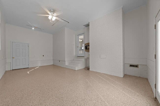 Building Photo - 340 Circle Dr