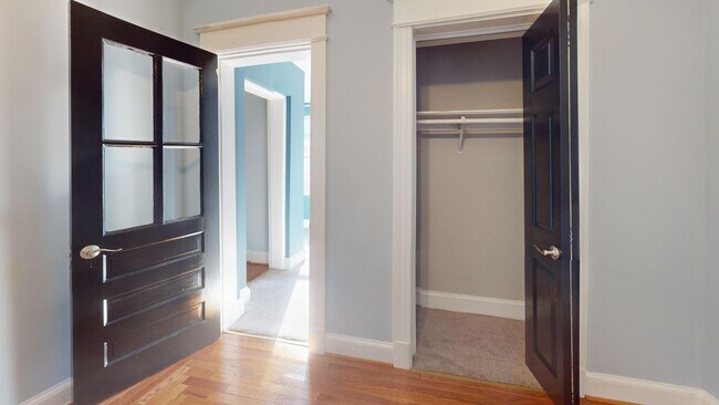 Building Photo - Spacious Three Bedroom Home W/Backyard, Ba...