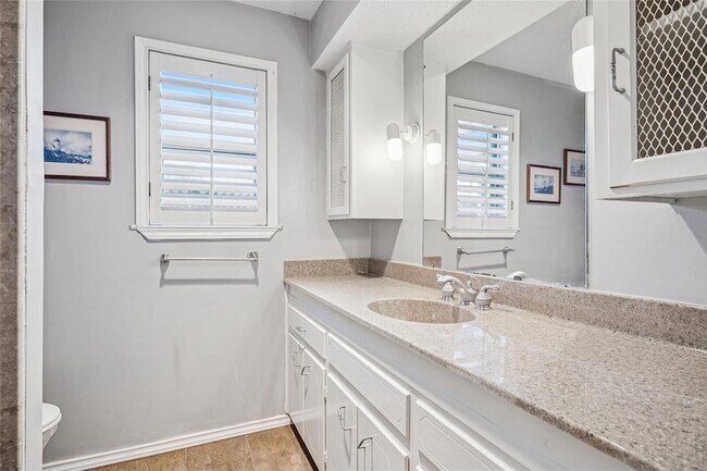 Building Photo - 6037 Sandhurst Ln