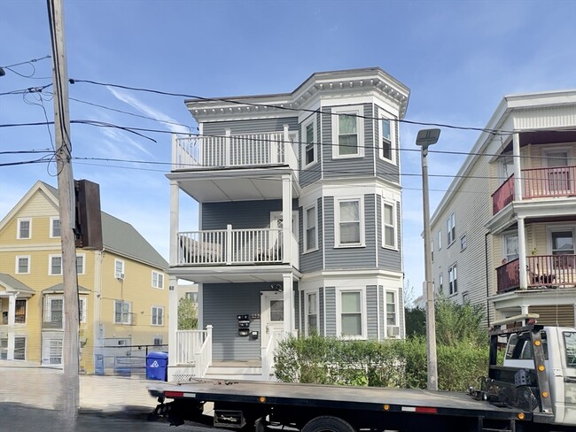 Building Photo - 60 Bellevue St