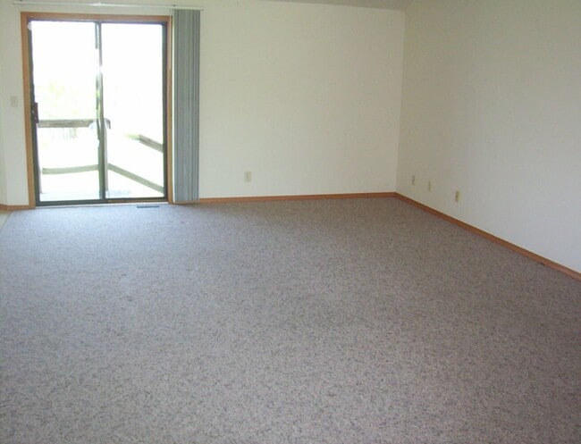 Building Photo - Beautiful 3 bedroom house in quiet mature neighborhood!
