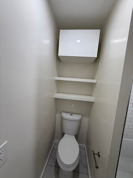 Building Photo - 1316 N Hollywood Way