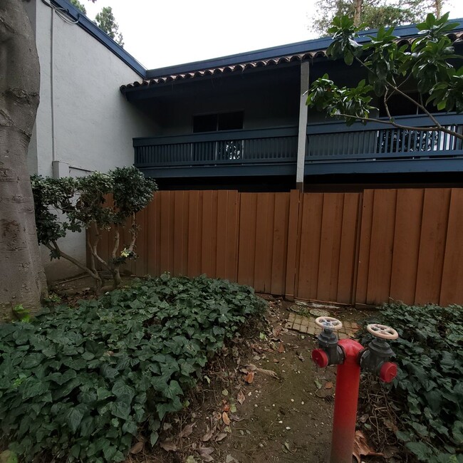 Building Photo - Remodeled 2bd/1ba 2 Story Condo Near Heart...