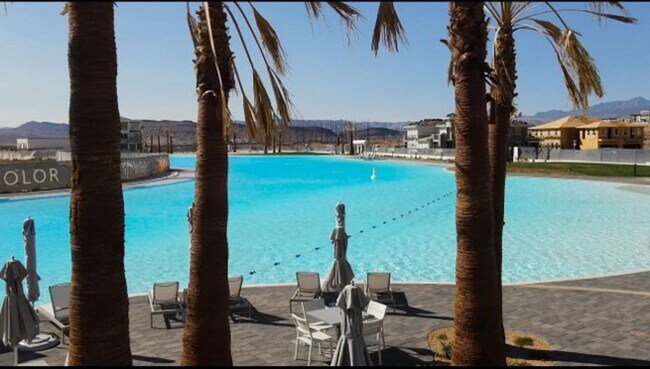 Building Photo - Desert Color Townhome!