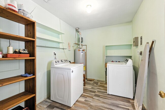 Building Photo - 3 Bedroom / 2 Bathroom Home With Large Bac...