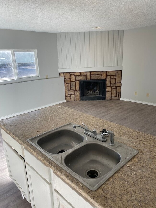 Building Photo - $1150 - 2BR/1BA 4Plex located near Valley ...