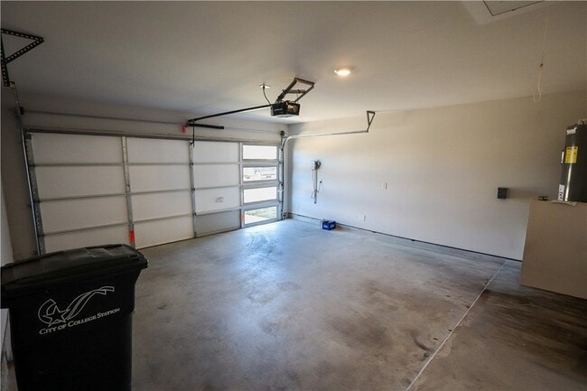 Building Photo - 910 Kickapoo Ln