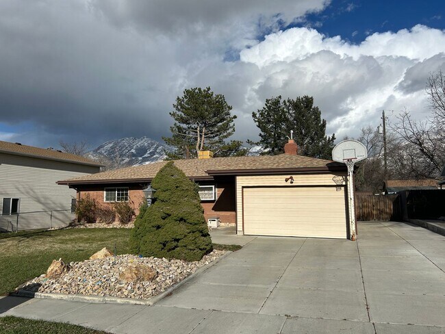 Building Photo - Spacious 5 Bd 3 Ba Home Cottonwood Heights