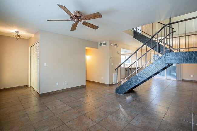Building Photo - Charming 3 bedroom townhome near everything!