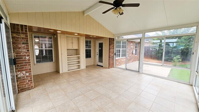 Building Photo - 420 E Plantation Terrace