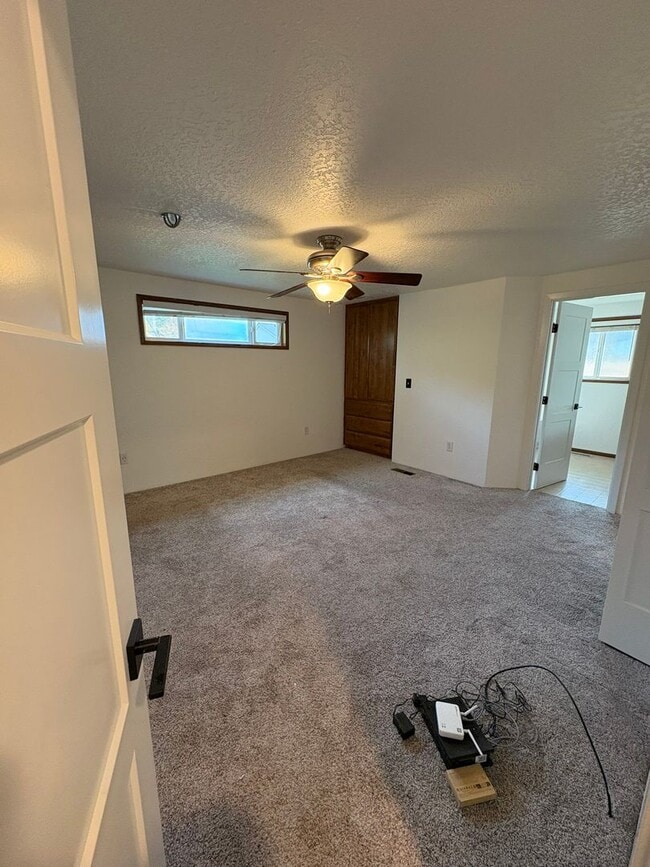 Building Photo - 4 Bed 2 Bath House Modern Comfort Meets En...