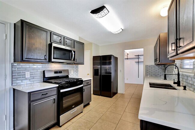 Building Photo - 1811 Adobe Falls Dr