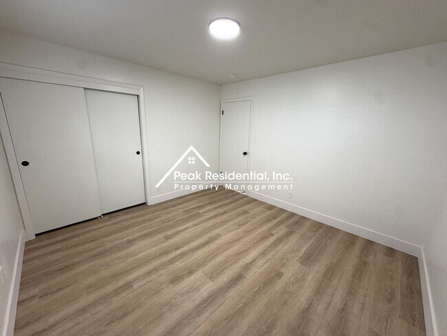 Building Photo - Updated 2bd/1ba Sacramento Duplex