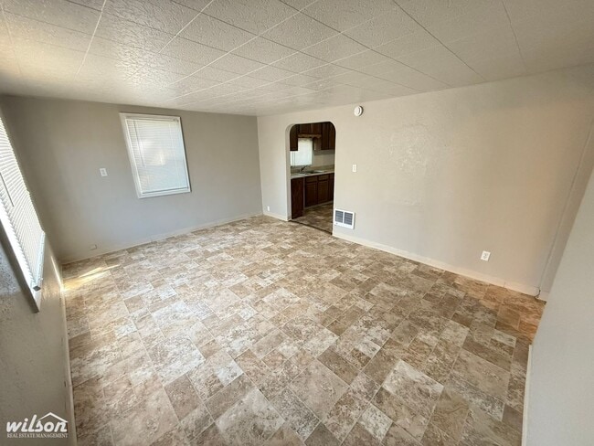 Building Photo - Spacious Home with Yard and Close to Shopp...