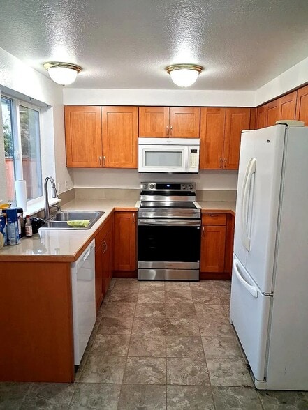 Building Photo - 10425 Holly Dr