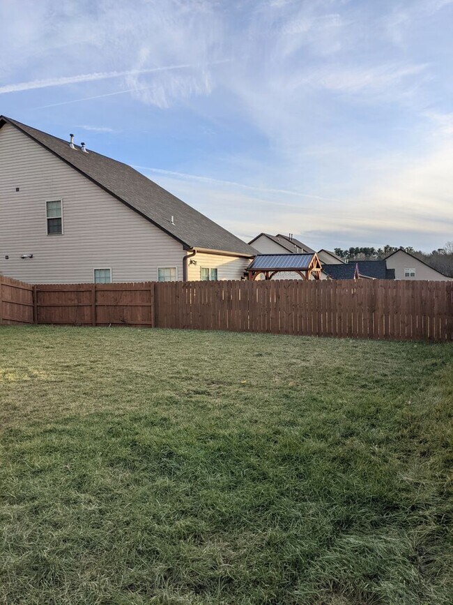 Building Photo - Great Location in the River Stone Community!