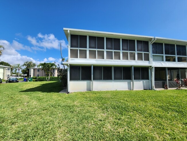Building Photo - 1560 NW 18th Ave
