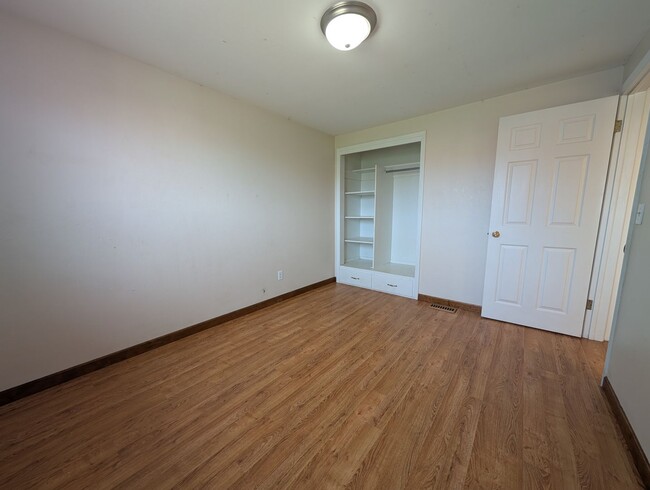 Building Photo - Light & bright 3 bedroom Orchards house