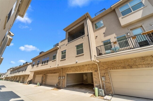 Building Photo - 2952 Sheridan Dr