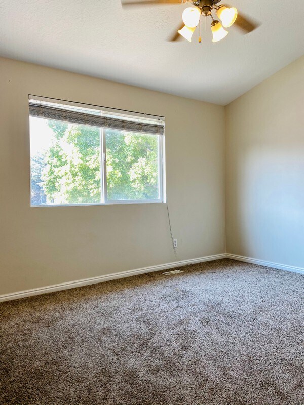 Building Photo - 428 E Park Oak Pl