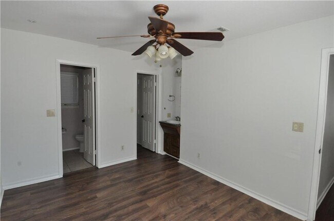 Building Photo - Fantastic Floorplan & Walking Distance To ...
