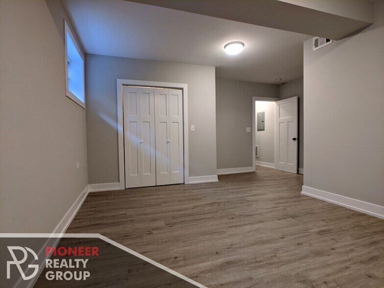 Building Photo - 812 W Waveland Ave