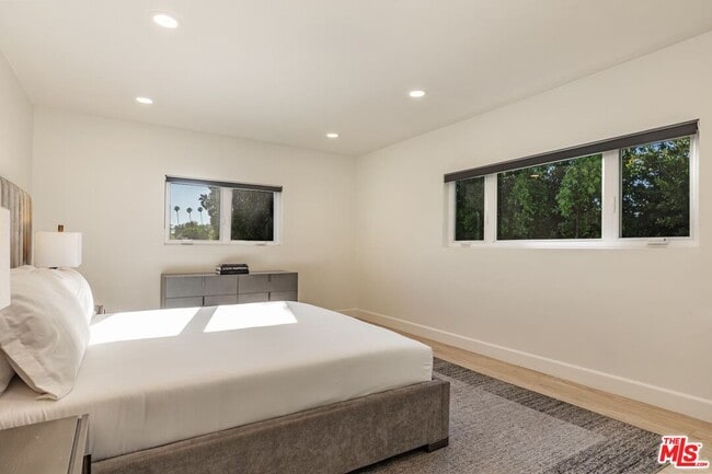 Building Photo - 703 N Maple Dr