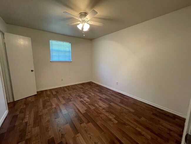 Building Photo - 3-bed/2-bath with Garage!
