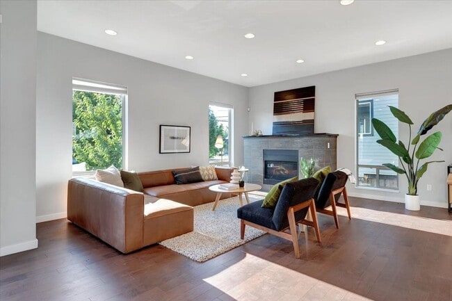 Building Photo - $500 off first month! Spacious, light-fill...