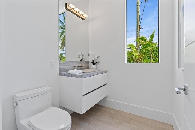 Building Photo - 1070 Del Harbour Dr